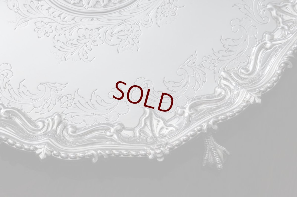 画像3: アンティークシルバー、シルバープレート製 ヴィクトリア時代後期 Martin, Hall & Co. 手彫り打ち出し彫刻 サルヴァ 31cm (3)