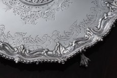 画像3: アンティークシルバー、シルバープレート製 ヴィクトリア時代後期 Martin, Hall & Co. 手彫り打ち出し彫刻 サルヴァ 31cm (3)