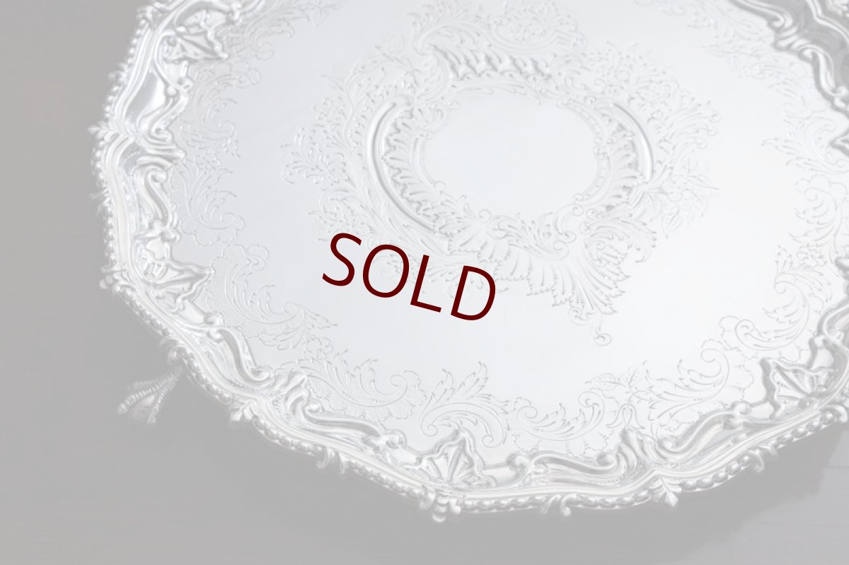 画像4: アンティークシルバー、シルバープレート製 ヴィクトリア時代後期 Martin, Hall & Co. 手彫り打ち出し彫刻 サルヴァ 31cm (4)