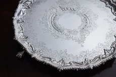 画像4: アンティークシルバー、シルバープレート製 ヴィクトリア時代後期 Martin, Hall & Co. 手彫り打ち出し彫刻 サルヴァ 31cm (4)