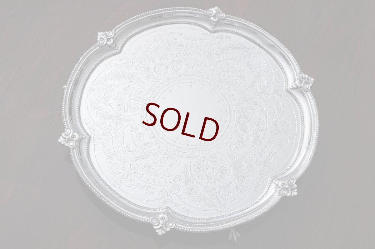 画像1: アンティークシルバー、シルバープレート製 　お花とフルーツの手彫り彫刻　ビーズボーダー 25.5cmサルヴァ (1)