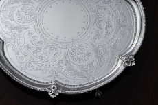 画像2: アンティークシルバー、シルバープレート製 　お花とフルーツの手彫り彫刻　ビーズボーダー 25.5cmサルヴァ (2)