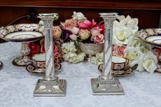 画像9: アンティークシルバー、純銀製(925) 1894年　美装飾　コリント式　リボンのガーランド　キャンドルスタンド　銀燭台　ペアセット (9)