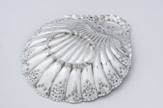 画像6: アンティークシルバー、シルバープレート製 ヴィクトリア時代後期  Atkins Brothers ハンドチェイシング　シェル型　ディッシュ (6)
