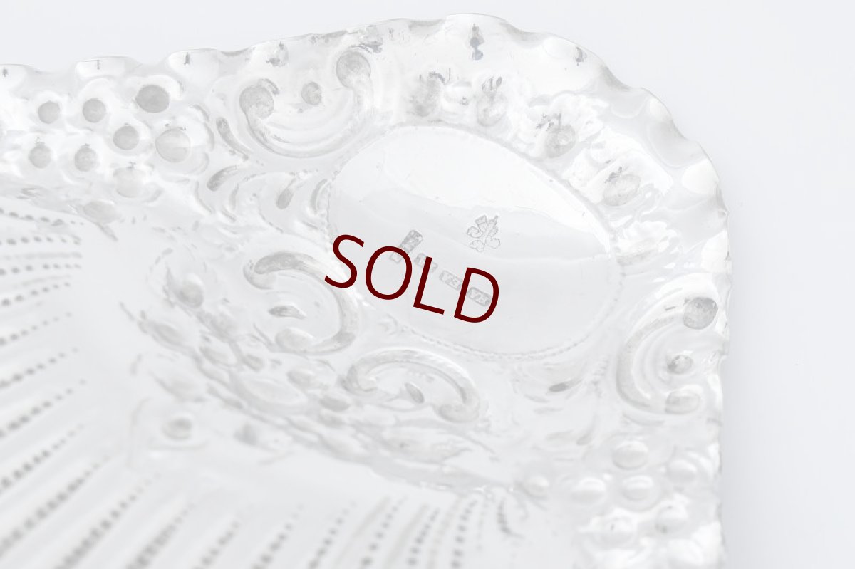 画像5: アンティークシルバー、シルバープレート製 ヴィクトリア時代後期  Atkins Brothers ハンドチェイシング　シェル型　ディッシュ (5)