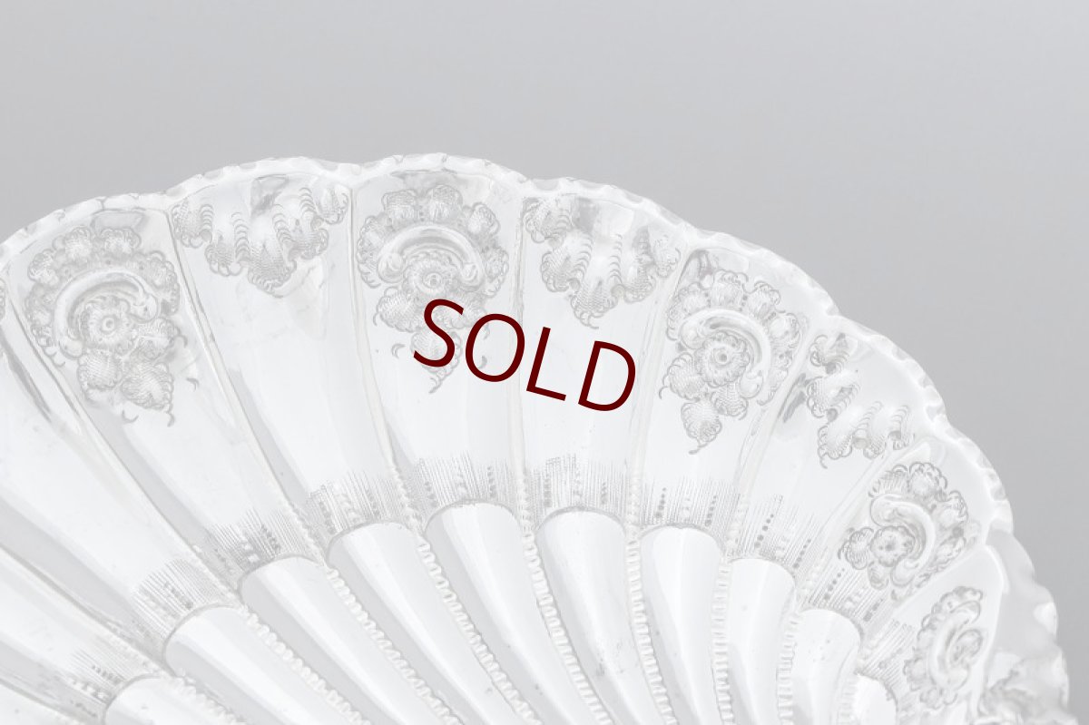 画像2: アンティークシルバー、シルバープレート製 ヴィクトリア時代後期  Atkins Brothers ハンドチェイシング　シェル型　ディッシュ (2)