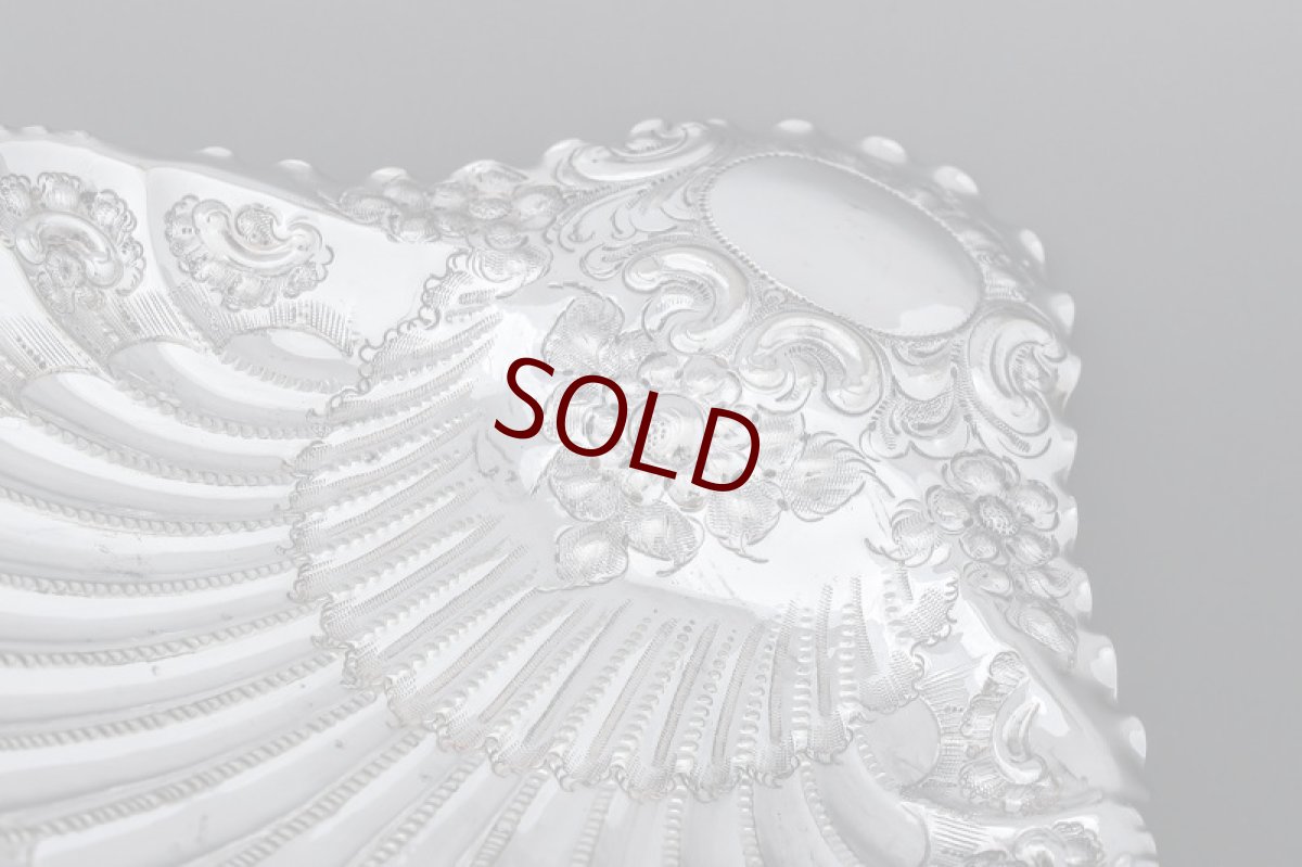 画像3: アンティークシルバー、シルバープレート製 ヴィクトリア時代後期  Atkins Brothers ハンドチェイシング　シェル型　ディッシュ (3)