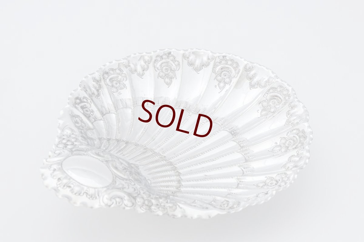 画像4: アンティークシルバー、シルバープレート製 ヴィクトリア時代後期  Atkins Brothers ハンドチェイシング　シェル型　ディッシュ (4)