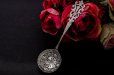 画像1: アンティークシルバー純銀製(925) 1913年　透かし細工のハンドル、お花と果物のボウル　シュガーシフタースプーン (1)