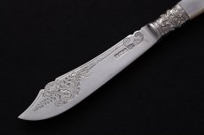 画像2: アンティークシルバー、純銀製（925）1902年　手彫りスクロールとお花のブレード　バターナイフ (2)