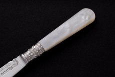 画像3: アンティークシルバー、純銀製（925）1902年　手彫りスクロールとお花のブレード　バターナイフ (3)