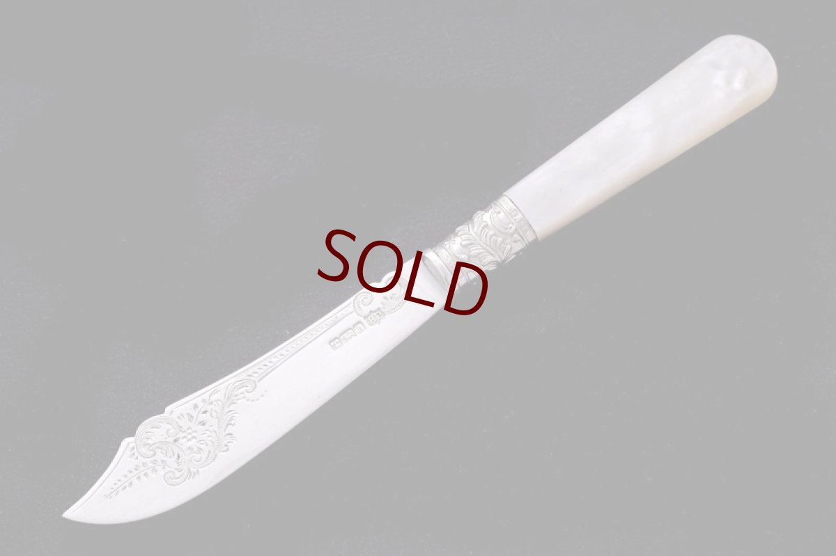 画像1: アンティークシルバー、純銀製（925）1902年　手彫りスクロールとお花のブレード　バターナイフ (1)