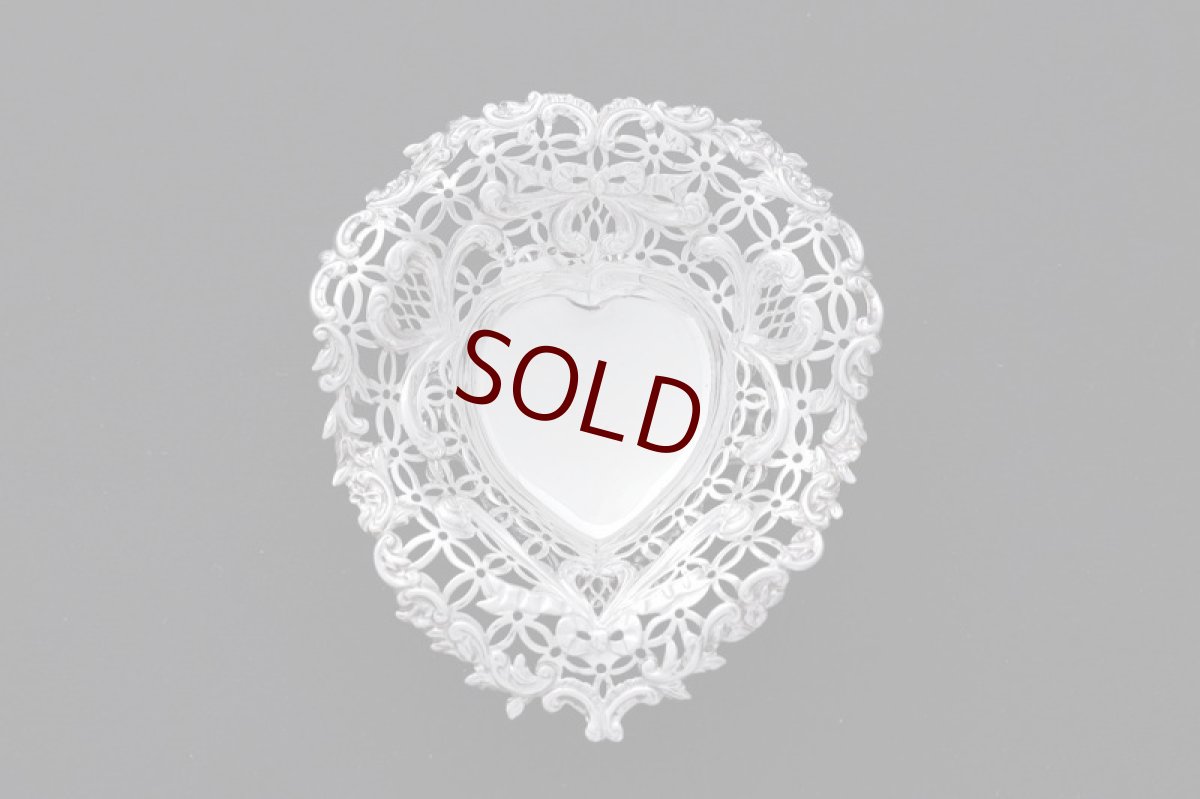 画像1: アンティークシルバー 純銀製(925) ハート型 リボンの透かし細工ボンボンディッシュ  (1)