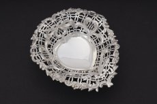 画像2: アンティークシルバー 純銀製(925) ハート型 リボンの透かし細工ボンボンディッシュ  (2)