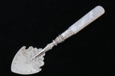画像2: アンティークシルバー、純銀製(925) 1901年　白蝶貝ハンドル ジャムスプーン (2)
