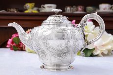 画像1: アンティークシルバー、純銀製(925)1877年　手彫り打ち出し彫刻　ティーポット (1)