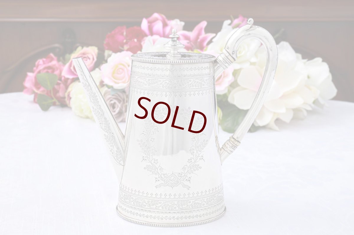 画像2: アンティークシルバー、純銀製(925)　1876年　葉模様のリースとリボン　カンシェイプ　ティー＆コーヒーセット (2)