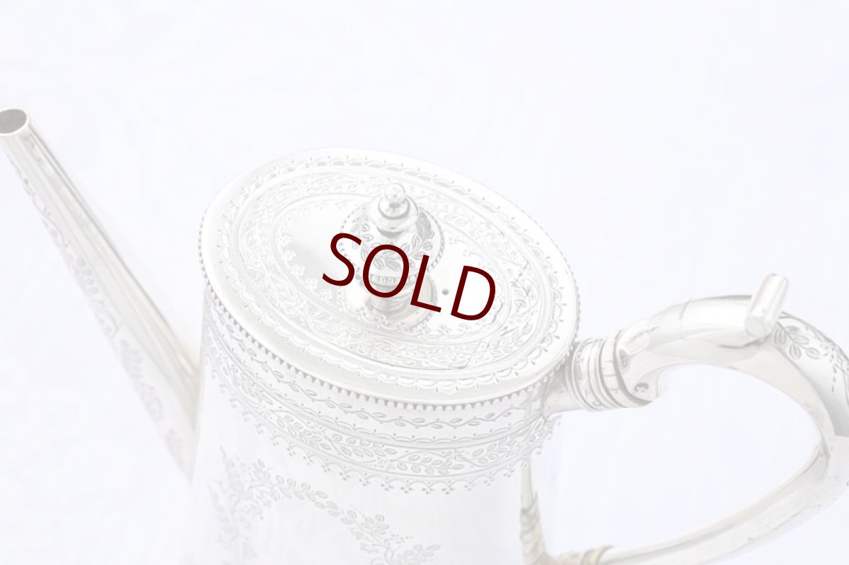 画像5: アンティークシルバー、純銀製(925)　1876年　葉模様のリースとリボン　カンシェイプ　ティー＆コーヒーセット (5)