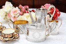 画像1: アンティークシルバー、純銀製(925)　1876年　葉模様のリースとリボン　カンシェイプ　ティー＆コーヒーセット (1)