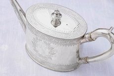 画像11: アンティークシルバー、純銀製(925)　1876年　葉模様のリースとリボン　カンシェイプ　ティー＆コーヒーセット (11)