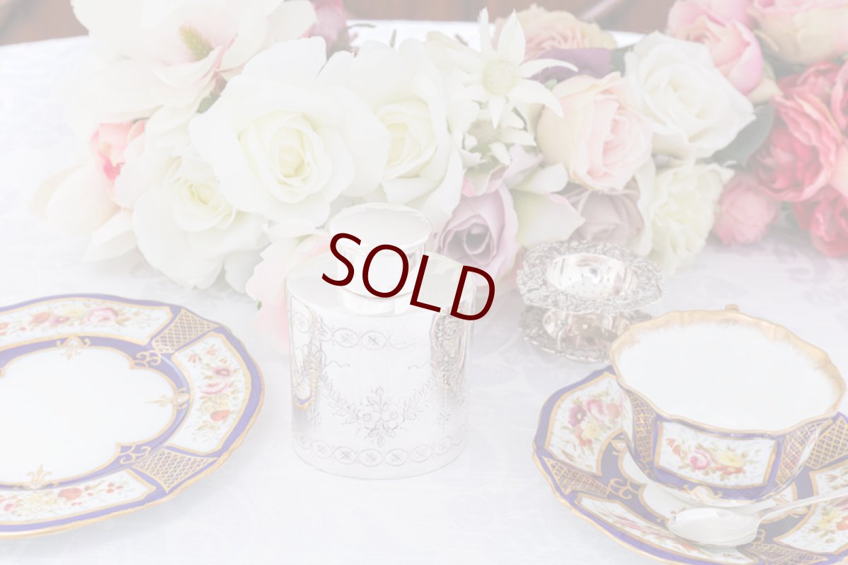 画像1: アンティークシルバー、シルバープレート 1907-30年代ごろ お花とリボンのガーランド ティーキャディー (1)