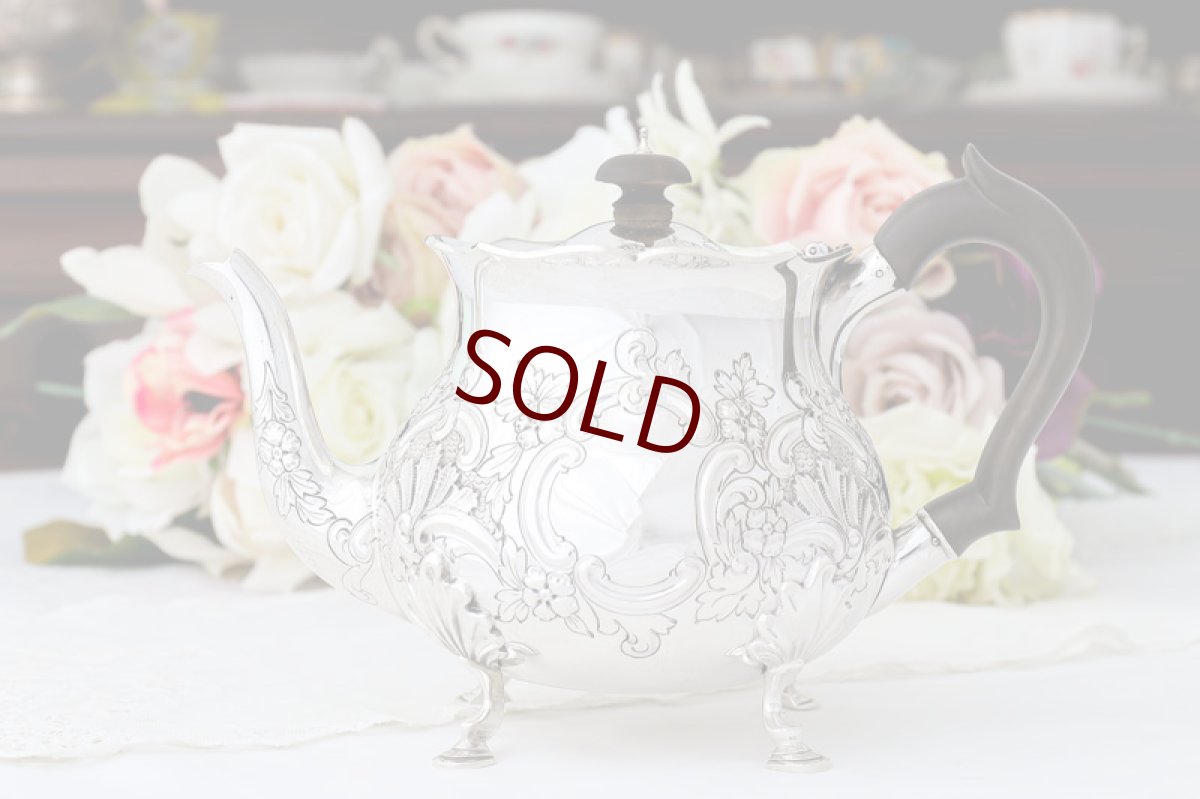 画像1: アンティークシルバー、純銀製（925）1900年 バーナード スクロールとお花のバチェラーサイズ　ティーポット (1)