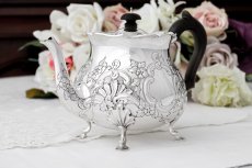 画像4: アンティークシルバー、純銀製（925）1900年 バーナード スクロールとお花のバチェラーサイズ　ティーポット (4)