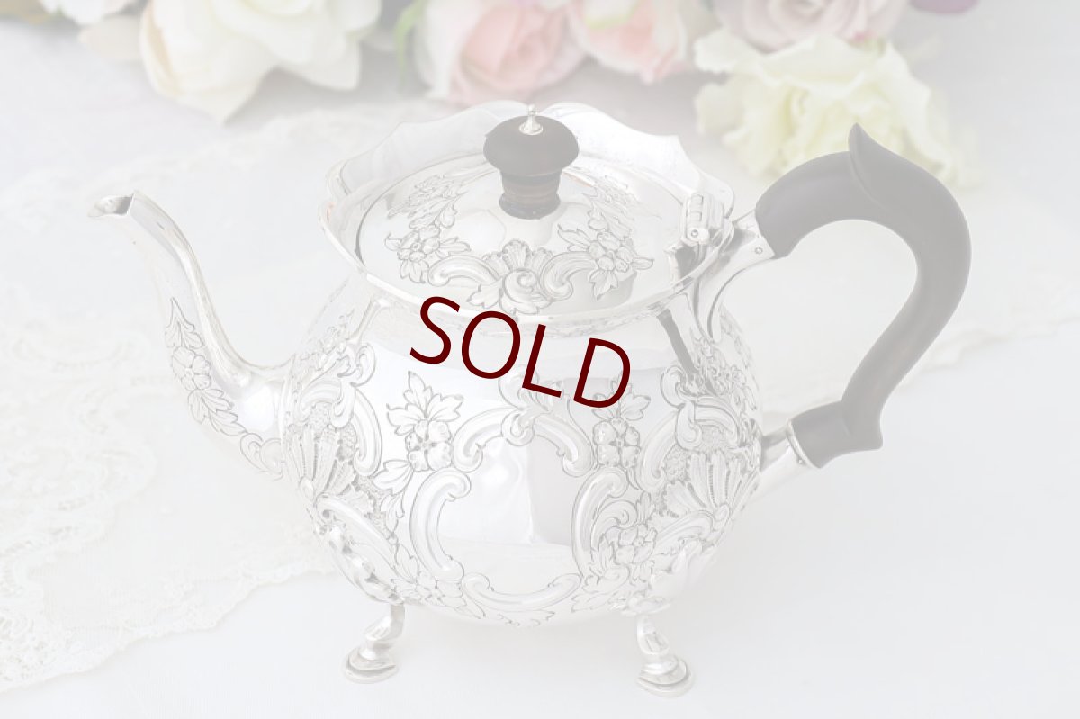 画像2: アンティークシルバー、純銀製（925）1900年 バーナード スクロールとお花のバチェラーサイズ　ティーポット (2)