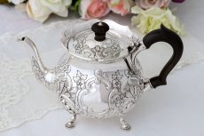 画像2: アンティークシルバー、純銀製（925）1900年 バーナード スクロールとお花のバチェラーサイズ　ティーポット (2)