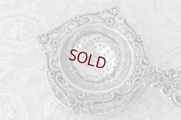 画像3: アンティークシルバー、純銀(830) 　ドイツ　お花とスクロールの 透かし細工のスタンド付きティーストレイナー