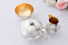 画像1: アンティークシルバー、純銀製(925) 1872&76年  バーナード お花とスクロールのハンドチェイシング  バチェラーサイズ ティーセット (1)