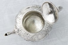 画像6: アンティークシルバー、純銀製(925) 1872&76年  バーナード お花とスクロールのハンドチェイシング  バチェラーサイズ ティーセット (6)