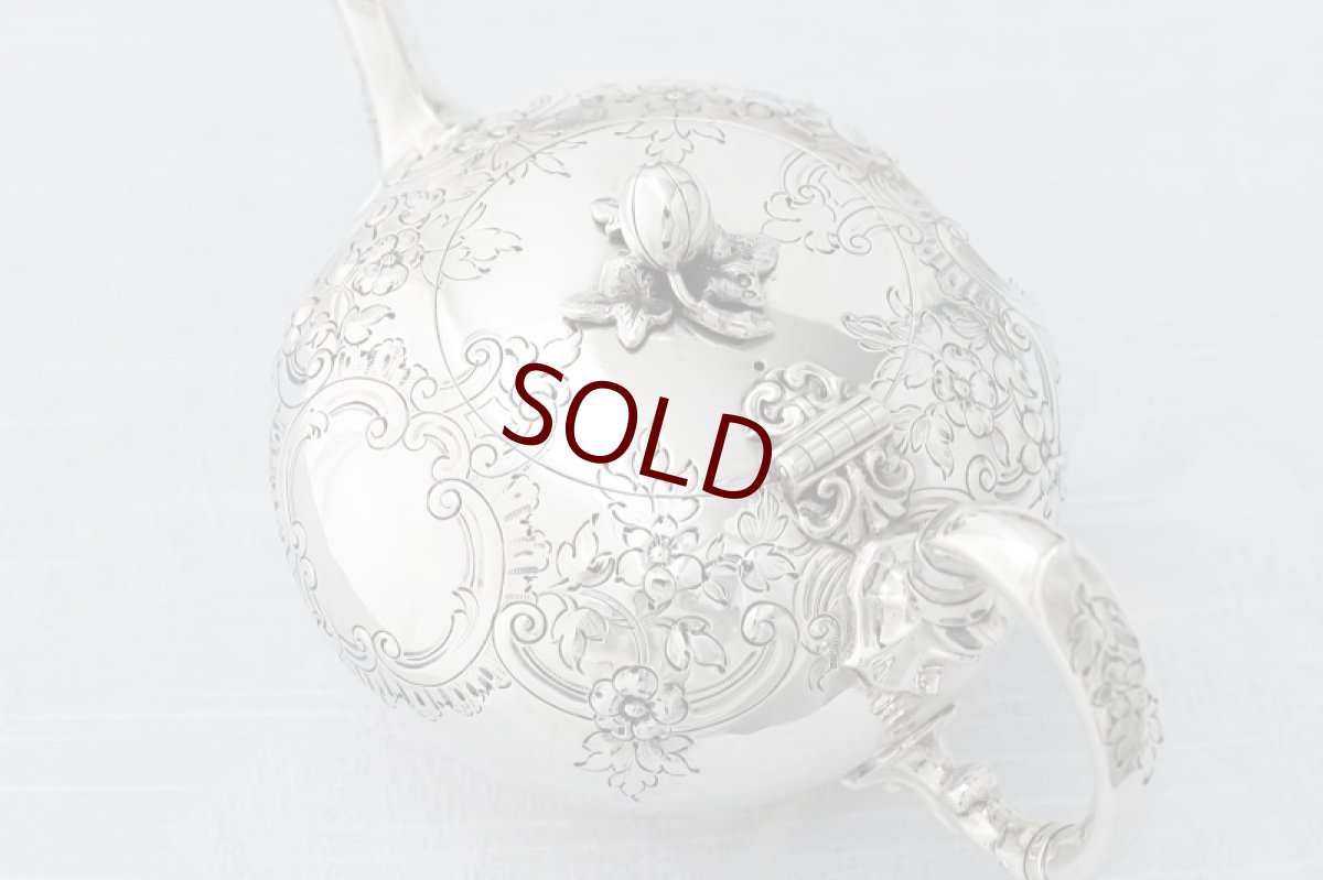 画像5: アンティークシルバー、純銀製(925) 1872&76年  バーナード お花とスクロールのハンドチェイシング  バチェラーサイズ ティーセット (5)