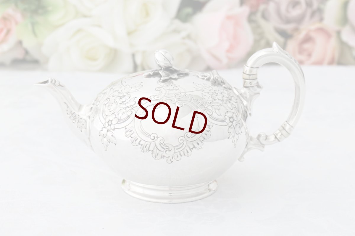 画像3: アンティークシルバー、純銀製(925) 1872&76年  バーナード お花とスクロールのハンドチェイシング  バチェラーサイズ ティーセット (3)