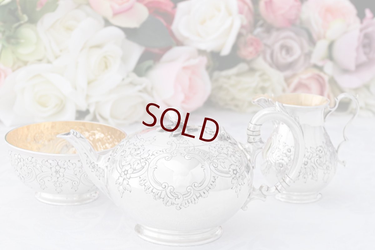 画像2: アンティークシルバー、純銀製(925) 1872&76年  バーナード お花とスクロールのハンドチェイシング  バチェラーサイズ ティーセット (2)