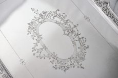 画像4: アンティークシルバー、シルバープレート製  ヴィクトリア時代 スクロールの透かし細工ボーダー、美手彫り彫刻 大型トレイ (4)