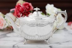 画像3: シルバープレート製　ヴィクトリア時代後期　リバティー　お花とスクロールの彫刻、縦溝装飾ティー3点セット (3)