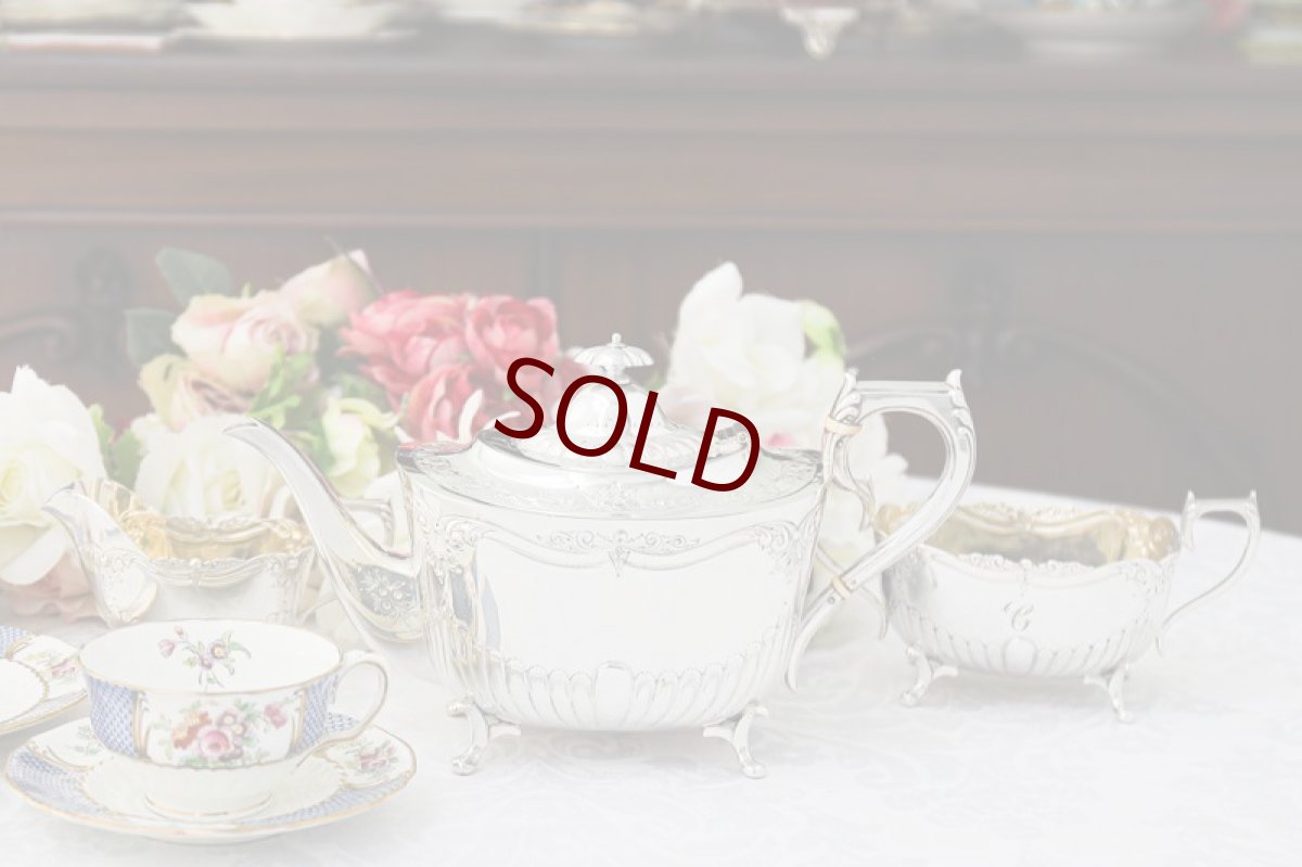 画像1: シルバープレート製　ヴィクトリア時代後期　リバティー　お花とスクロールの彫刻、縦溝装飾ティー3点セット (1)