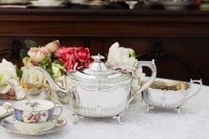 画像1: シルバープレート製　ヴィクトリア時代後期　リバティー　お花とスクロールの彫刻、縦溝装飾ティー3点セット (1)