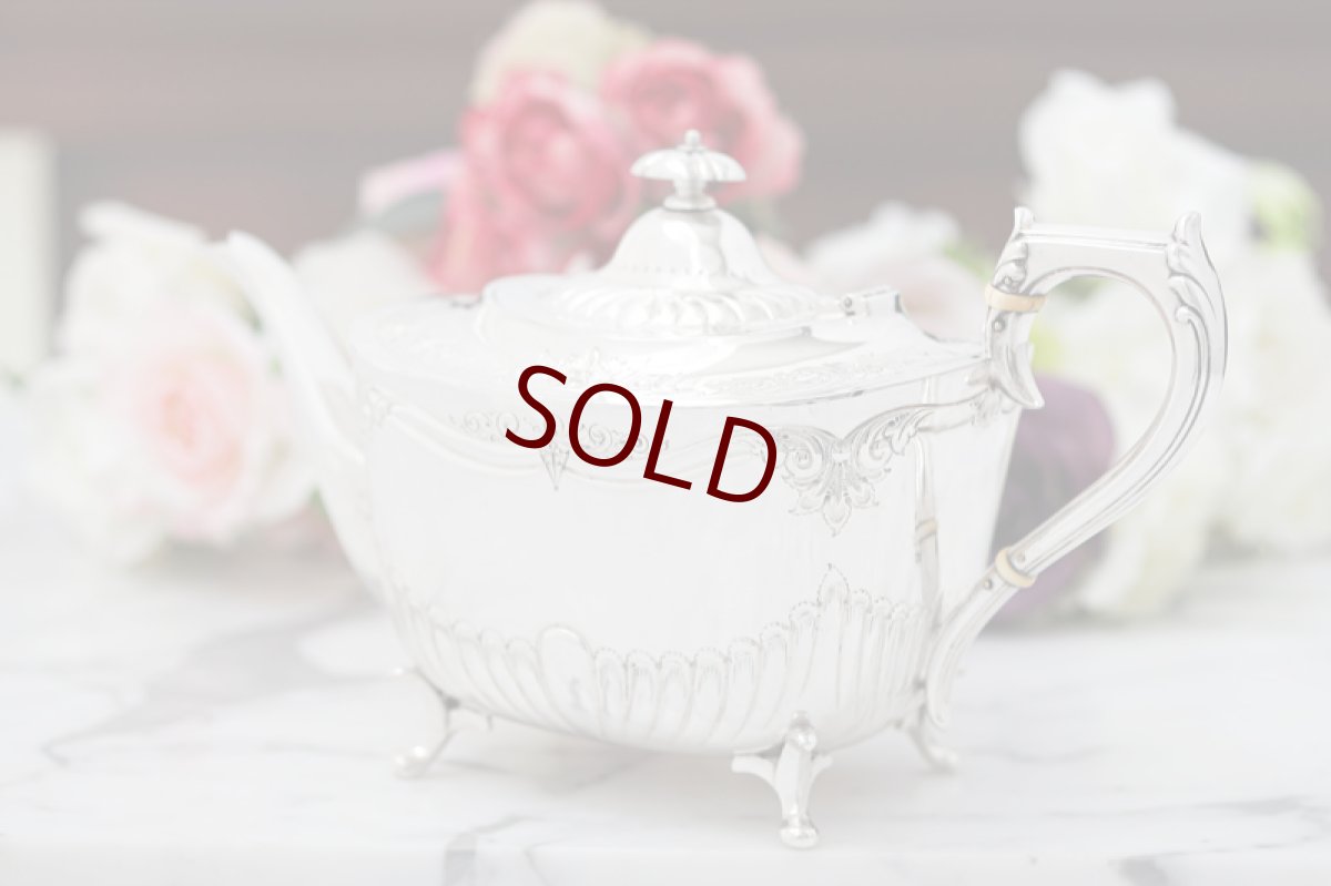 画像4: シルバープレート製　ヴィクトリア時代後期　リバティー　お花とスクロールの彫刻、縦溝装飾ティー3点セット (4)