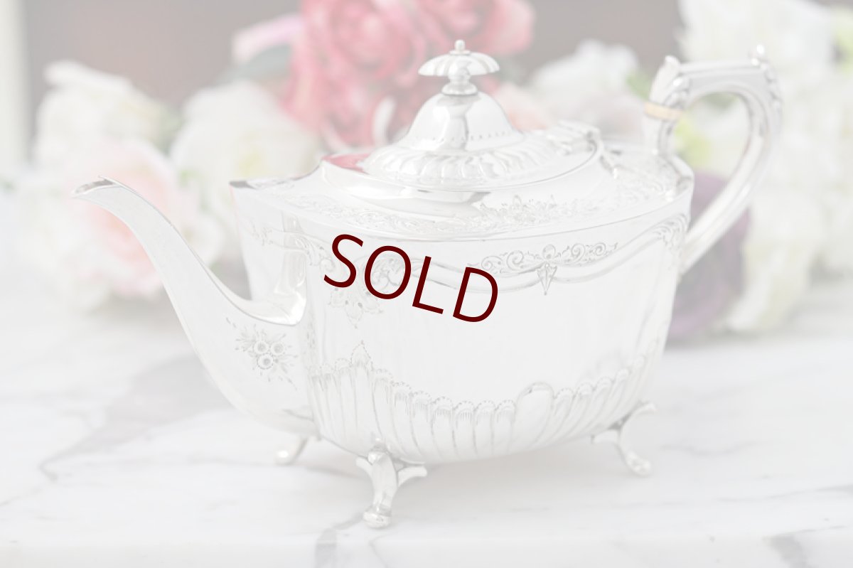 画像5: シルバープレート製　ヴィクトリア時代後期　リバティー　お花とスクロールの彫刻、縦溝装飾ティー3点セット (5)