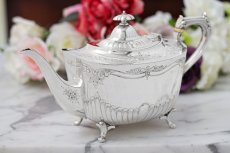 画像5: シルバープレート製　ヴィクトリア時代後期　リバティー　お花とスクロールの彫刻、縦溝装飾ティー3点セット (5)