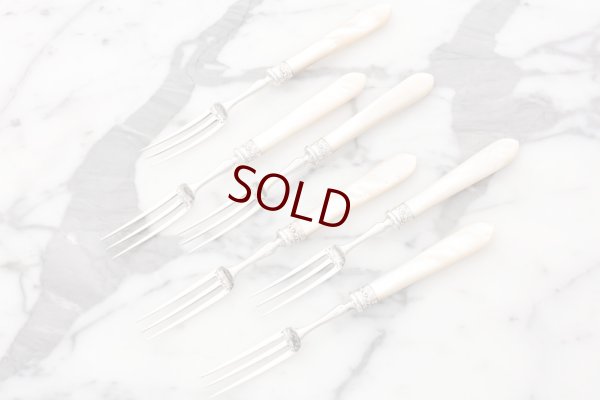 画像10: アンティークシルバー 純銀製(925) 1902年   白蝶貝 お花とスクロール デザートカトラリー12組セット 