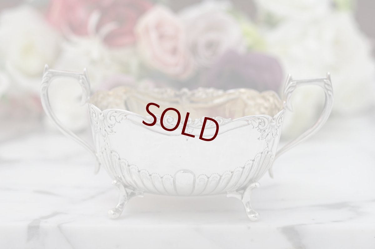 画像10: シルバープレート製　ヴィクトリア時代後期　リバティー　お花とスクロールの彫刻、縦溝装飾ティー3点セット (10)