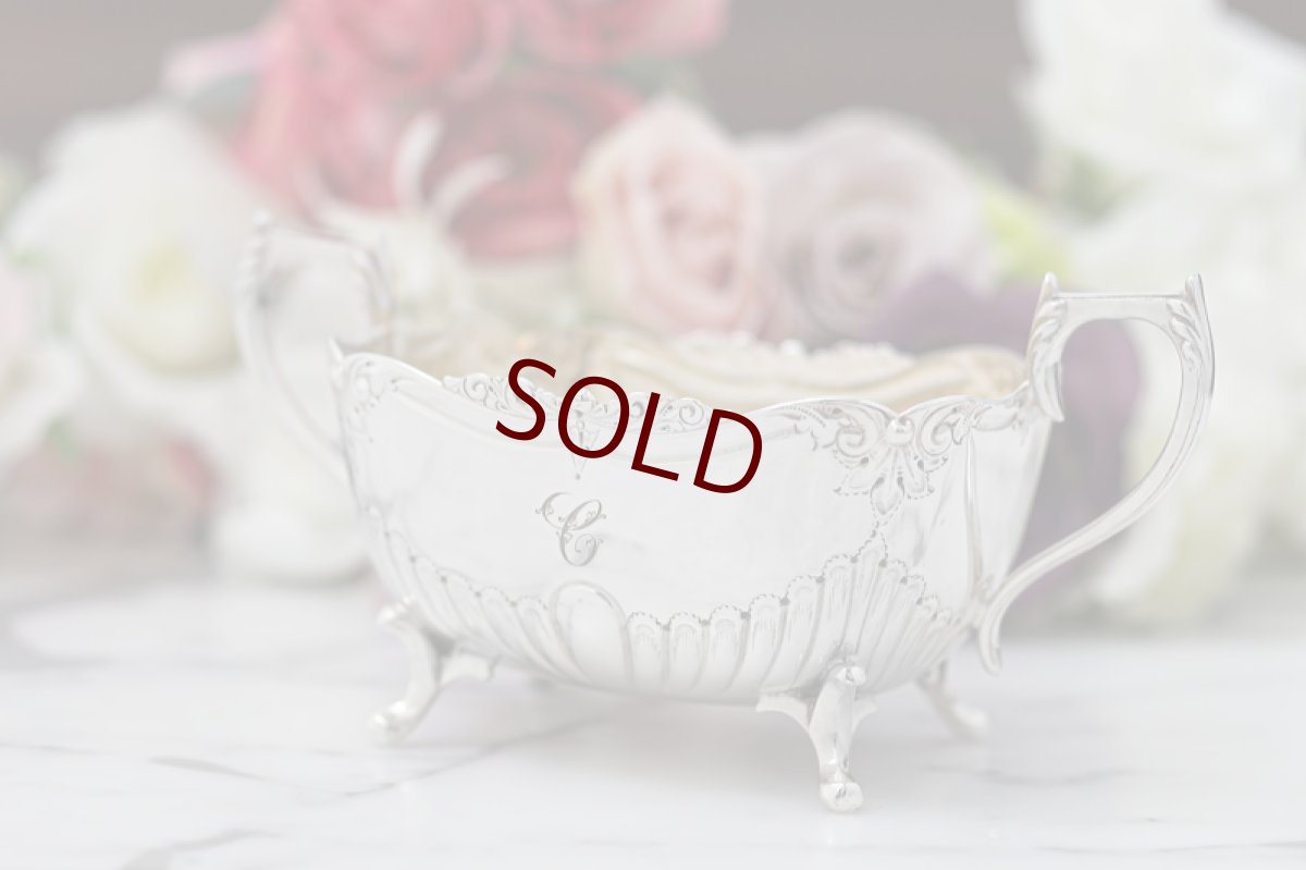 画像9: シルバープレート製　ヴィクトリア時代後期　リバティー　お花とスクロールの彫刻、縦溝装飾ティー3点セット (9)