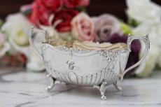 画像9: シルバープレート製　ヴィクトリア時代後期　リバティー　お花とスクロールの彫刻、縦溝装飾ティー3点セット (9)