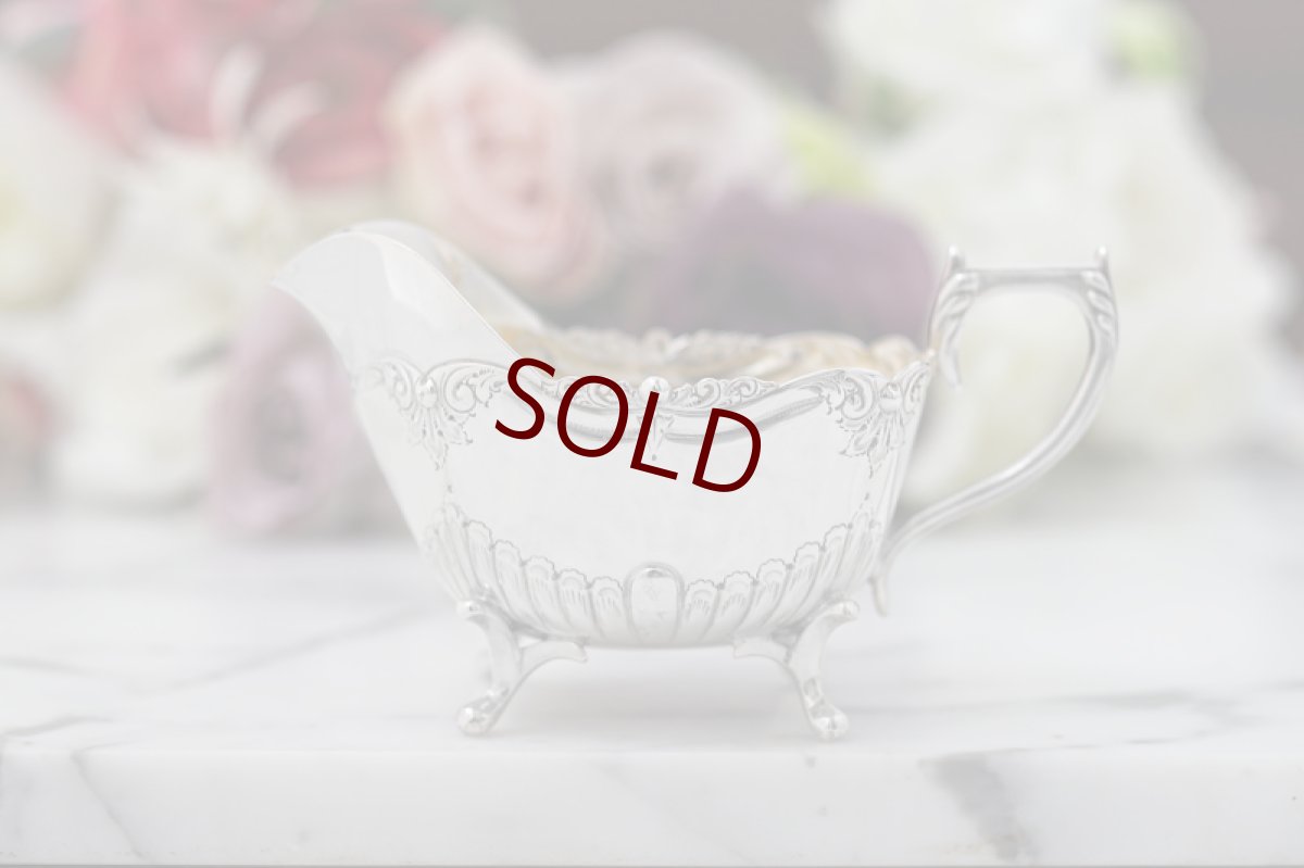 画像11: シルバープレート製　ヴィクトリア時代後期　リバティー　お花とスクロールの彫刻、縦溝装飾ティー3点セット (11)