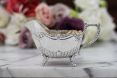 画像11: シルバープレート製　ヴィクトリア時代後期　リバティー　お花とスクロールの彫刻、縦溝装飾ティー3点セット (11)