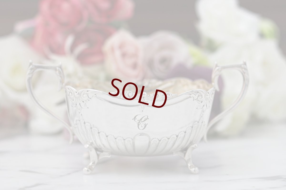 画像8: シルバープレート製　ヴィクトリア時代後期　リバティー　お花とスクロールの彫刻、縦溝装飾ティー3点セット (8)