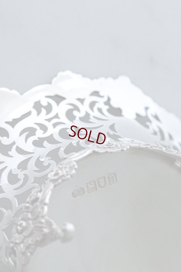 画像7:  アンティークシルバー、純銀製(925) 1908年 お花と貝のボーダー スクロールの透かし細工 ボンボンバスケット